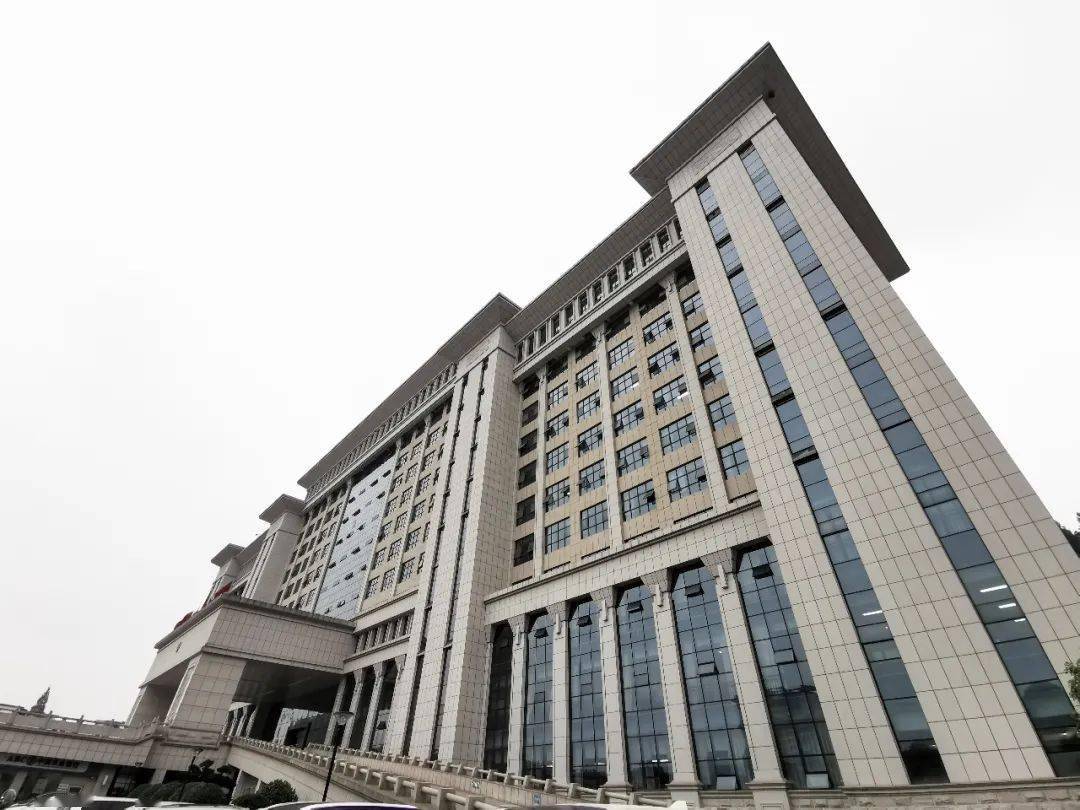 加建且安家乐业竟敢在铜鼓县政府大楼楼顶真大胆