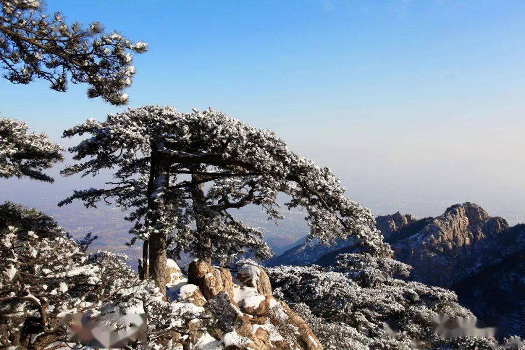 碧海烟归尽,晴峰雪半残,冰泉悬众壑,云路郁千盘.