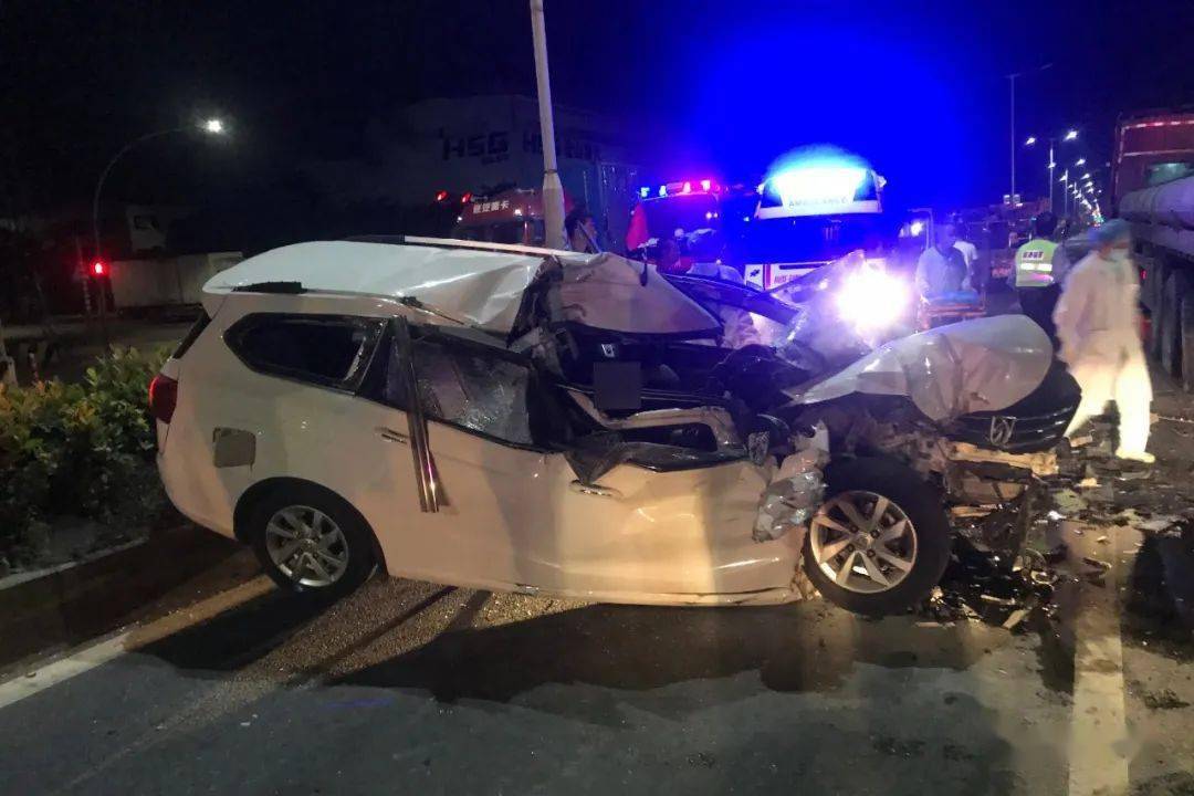 顺德惨烈视频曝光小车追尾大货车瞬间成渣