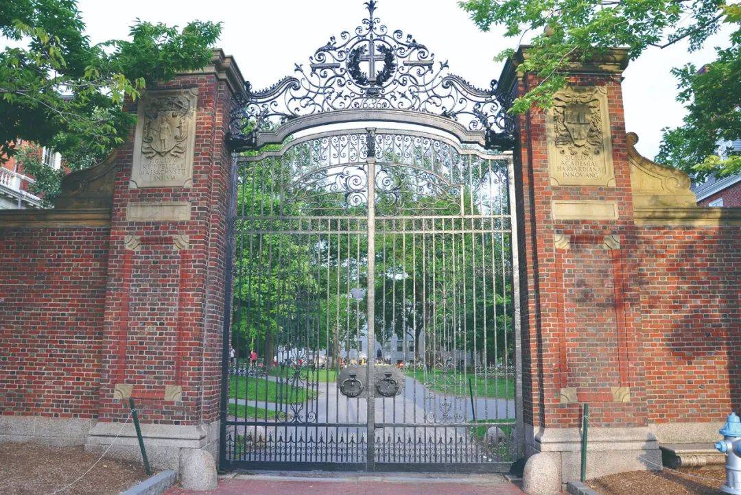哈佛大学校门口图片