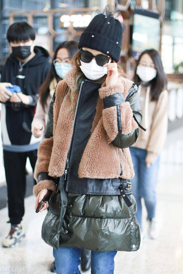 容祖儿穿拼接羽绒服现身机场挑染绿色头发让人看不懂的时尚