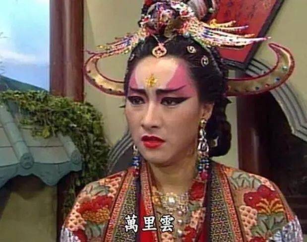 都是阮虔芷扮演的,但是花弄月的妆容太浓了.