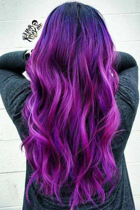 葡萄紫色将两种深浅不一的棕色混合在一起,能够增强发型的层次感