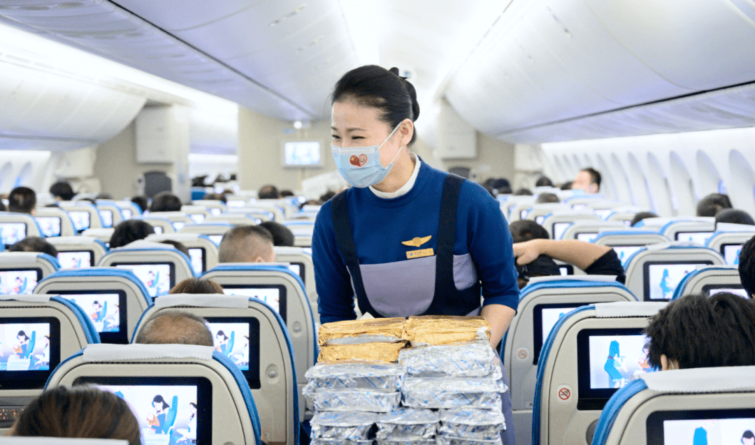 自1991年进入厦航参加工作以来,朱文霞始终奋斗在乘务工作的前沿阵地