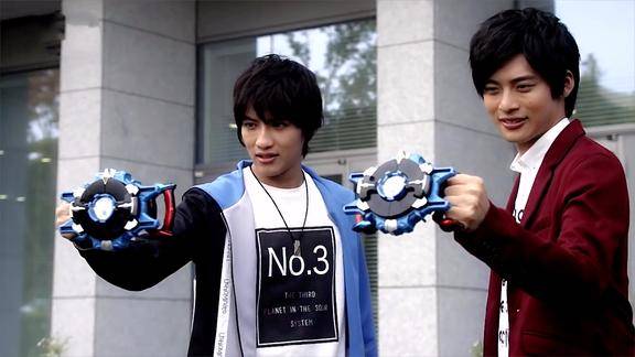 活海救下了美剑,美剑却要攻击他们,危急时刻罗布回旋闪光出现