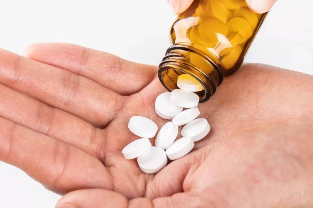 5,服药后大量喝水一些药片实在太苦,让人忍不住在吃下后多喝两口水,祛