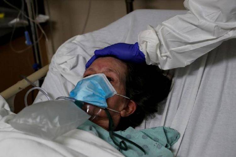 仅在过去的两个月中,全球有50万人因患新冠肺炎死亡,显现出疫情的严峻