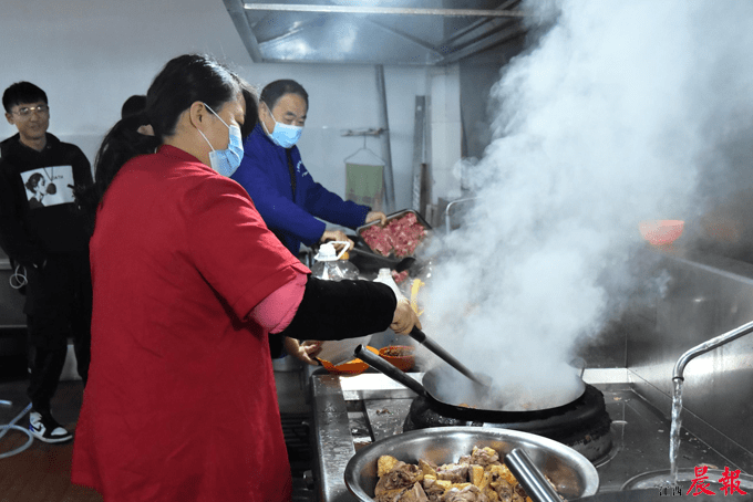 上饶一高校邀请学生家长到食堂后厨掌勺精心烹制的家乡菜获学生好评