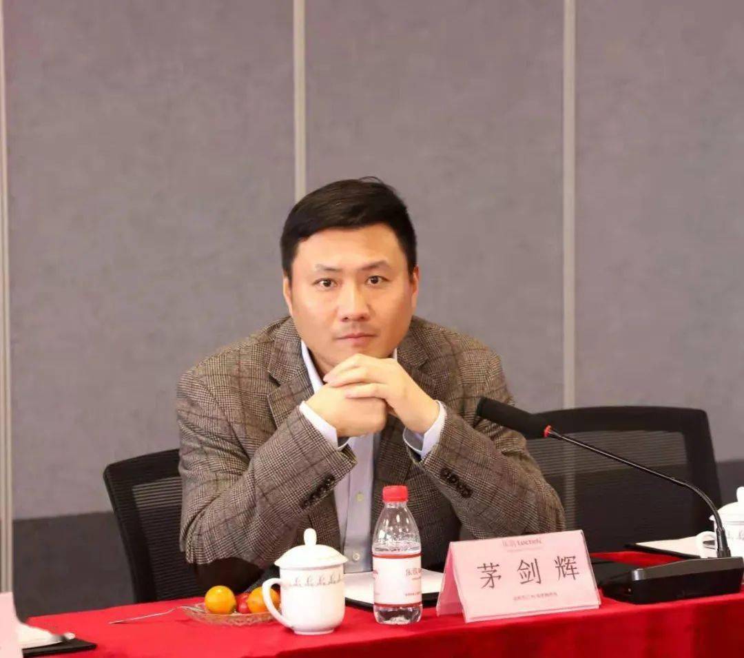 乐歌人体工学科技股份有限公司董事长项乐宏热忱欢迎杨春庭一行的到访