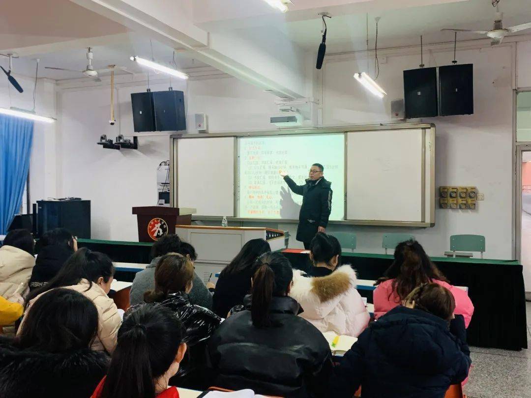 乘风破浪的文武教师实施素质教育加强新课程师资培训