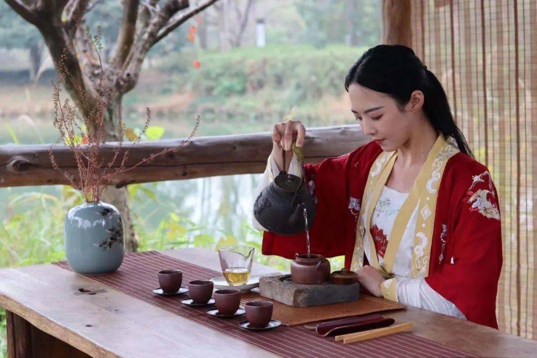 外出玻璃杯有之晨起紫砂一人饮有之古典优雅茶艺有之萦绕当今世间角