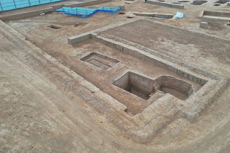 抢救发掘的22座墓葬中17座为商代墓葬,包含两座"甲"字形墓