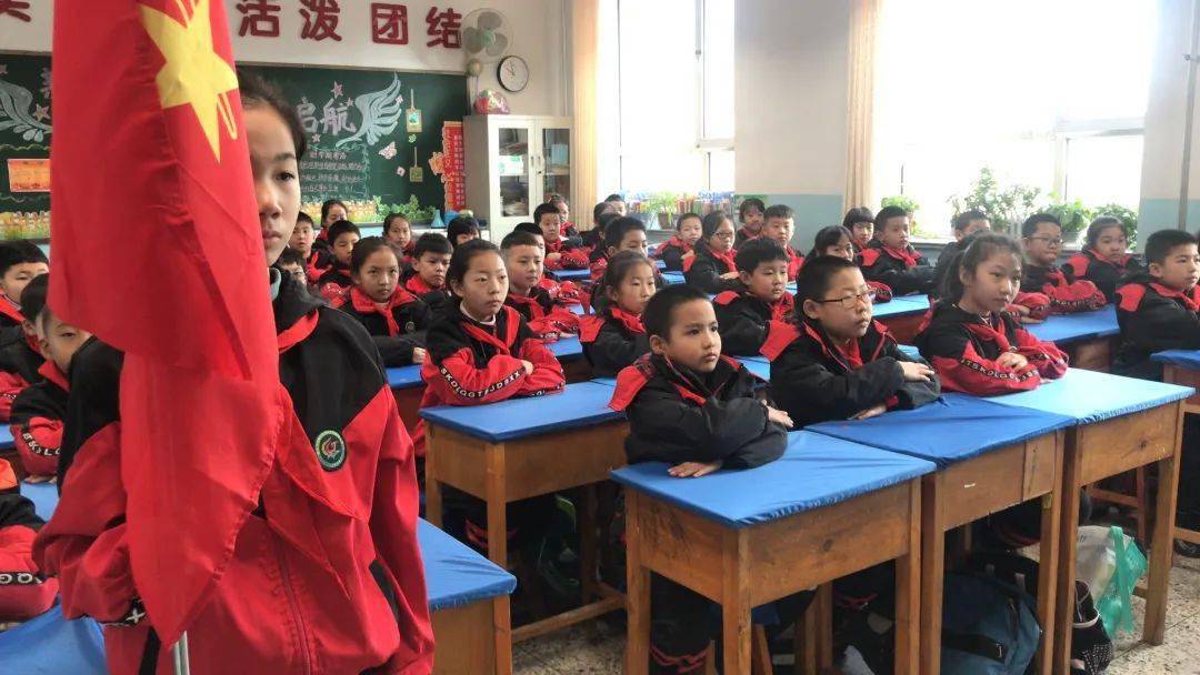 钢三小全体少先队员认真学习中国少年先锋队包头市第四次代表大会精神