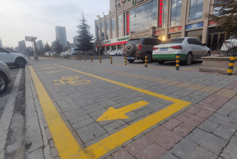 引导非机动车车主将车辆在停放点内有序停放,严禁超出,跨线停放以及未