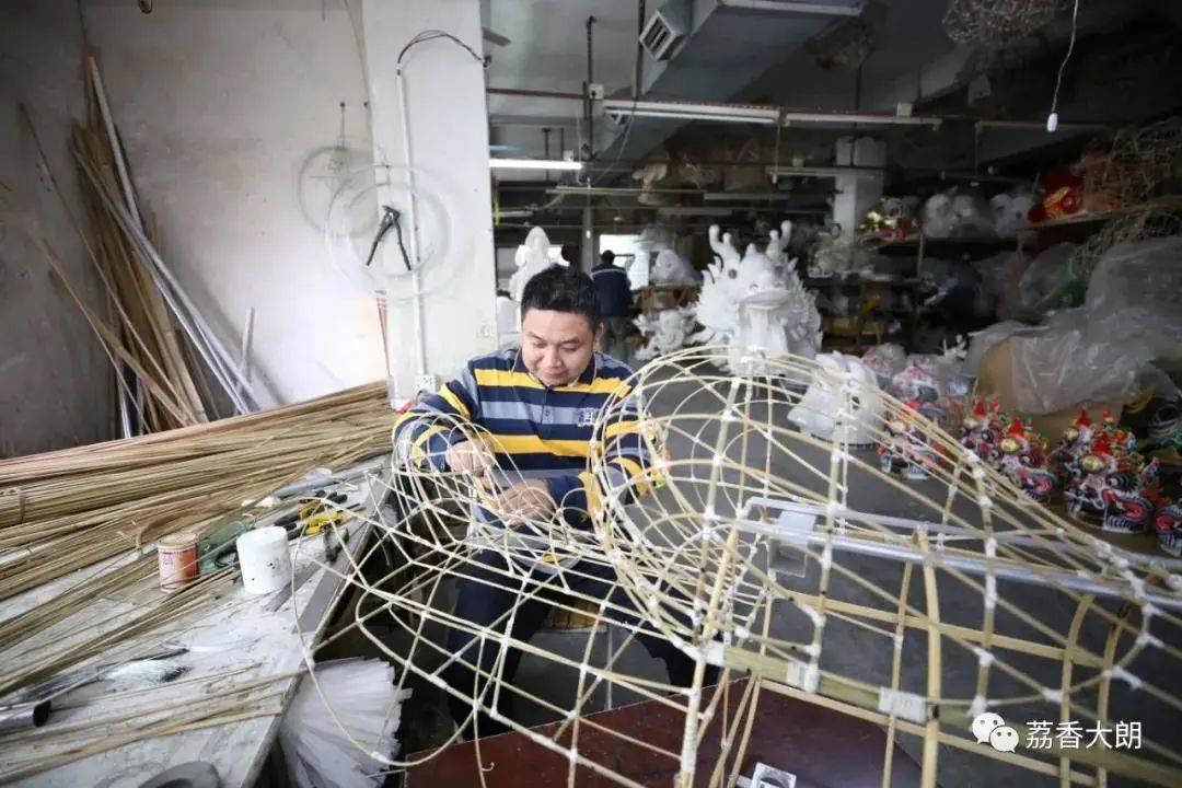 从事手工扎作20多年,他擅长将扎作的形状,画工的精细以及颜色的效果