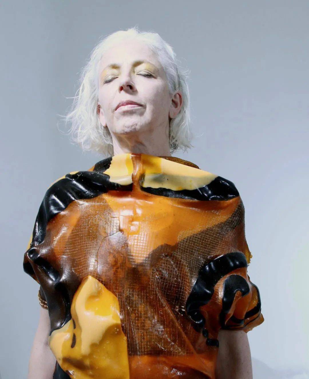 前卫新奇的可穿戴时装硅胶材料玩出高级到炸裂的面料改造充满了未来感