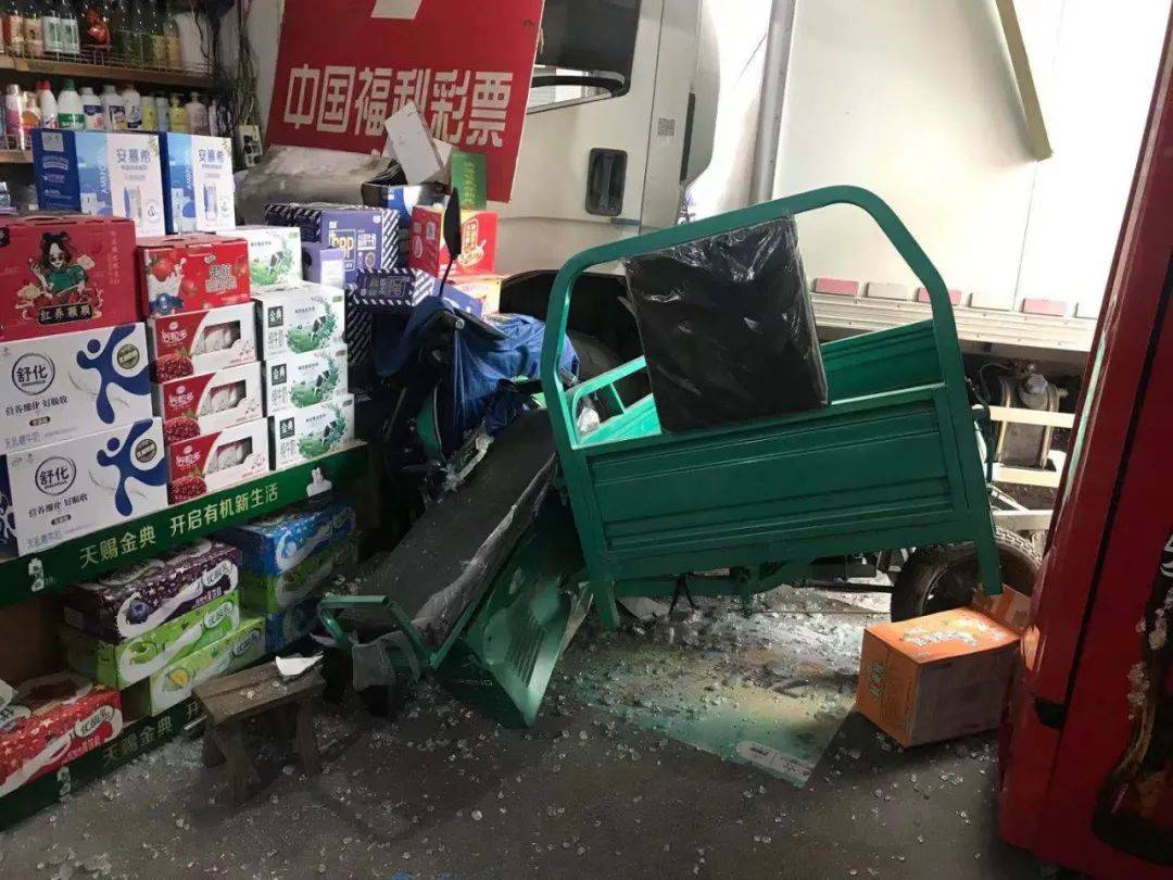 旌德附近一货车撞进商店!_绩溪县