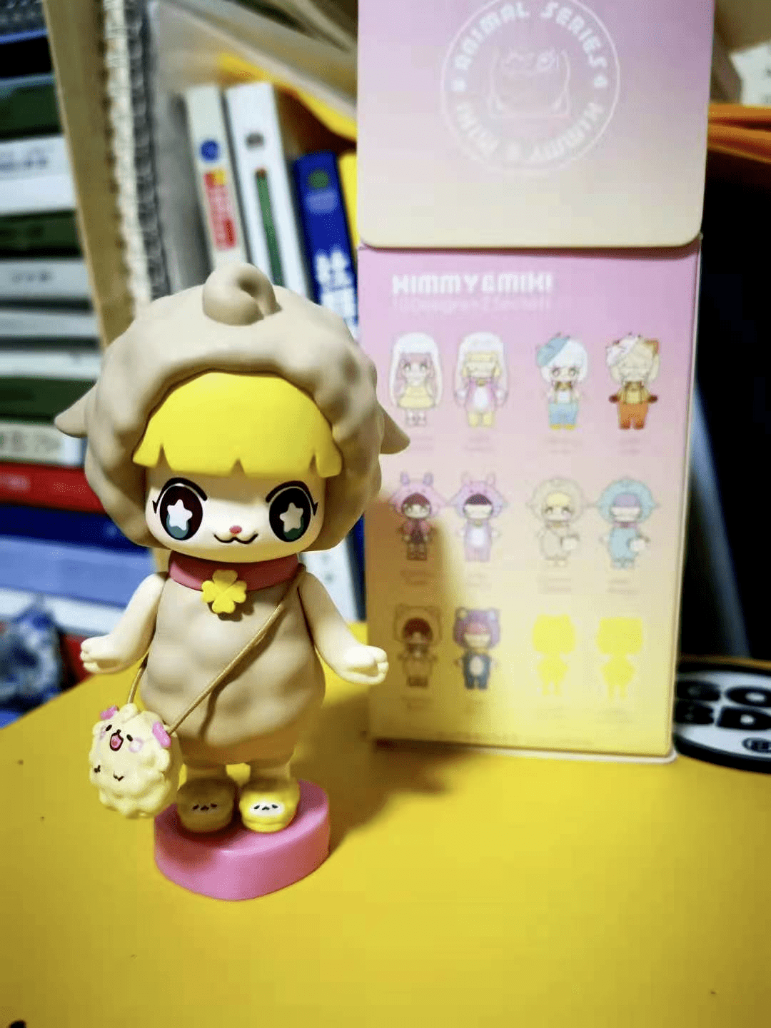 是干什么的,简单点说,它家的产品,是现在90后,00后们最喜欢的"盲盒"