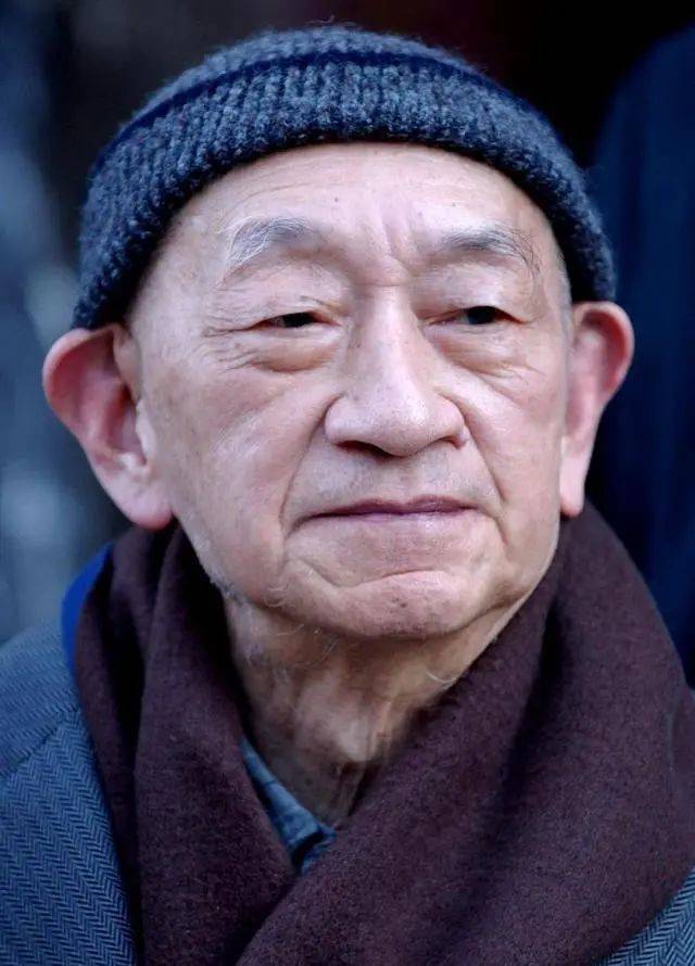 日本的棋圣战历史上,获得名誉棋圣称号的有藤泽秀行和小林光一.