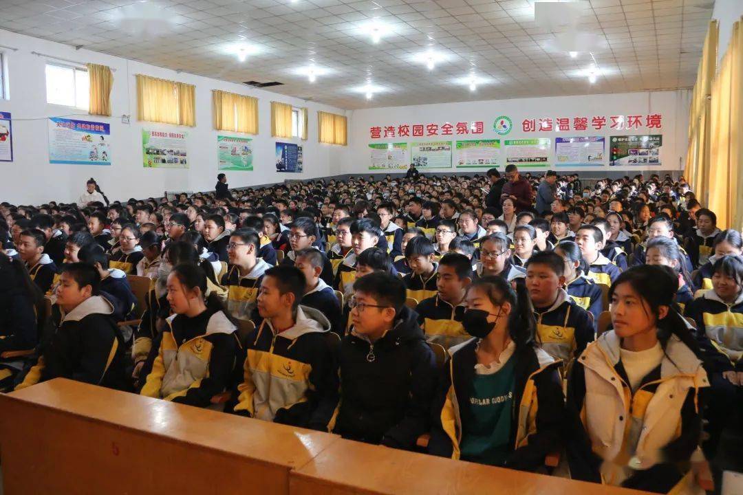 【宪法日】三里河中学举行宪法专题法治教育讲座_孙华