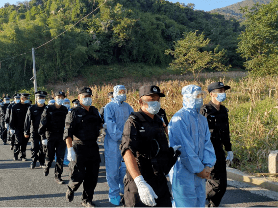 52名偷渡人员公开辨认现场!云南警方在边境村寨召开警示教育大会