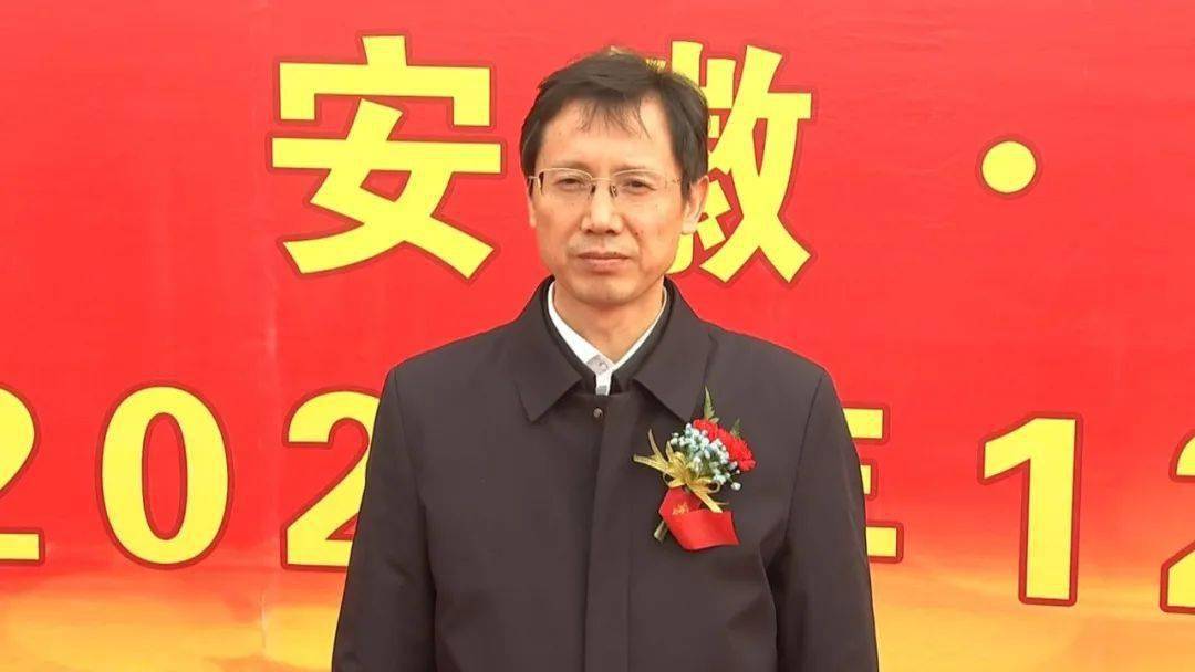董事长高登榜,市长操龙灿,海螺集团总经理任勇,市领导金庆丰,张夏林