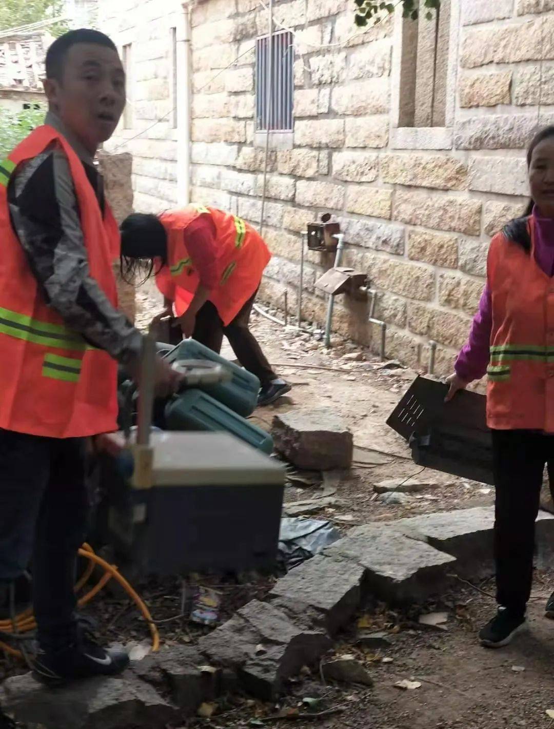 【文明创建】清理辖区卫生死角——高霞社区在行动