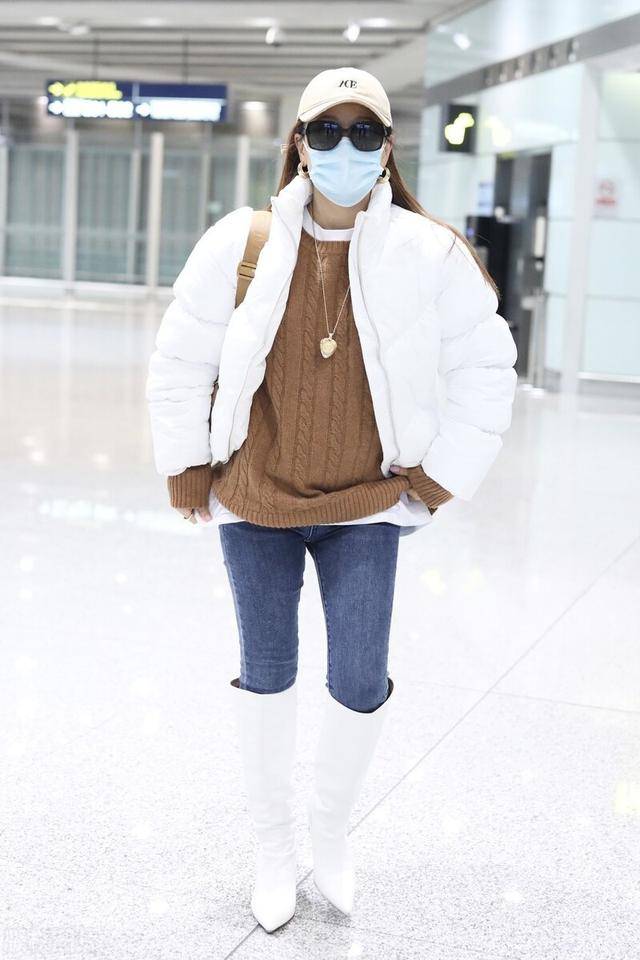 袁娅维穿了一件驼色的粗线毛衣,搭配的是牛仔裤.