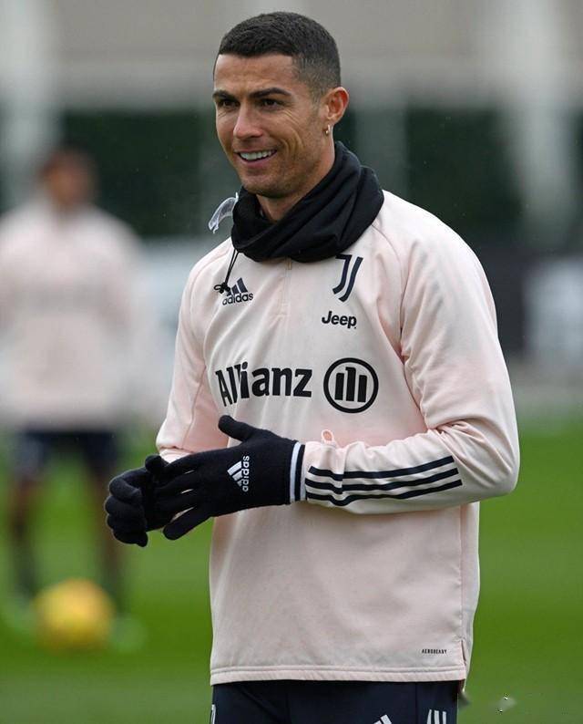 曝c罗亲哥涉嫌欺诈,一件cr7衬衫从4欧涨到40_乌戈·阿威罗