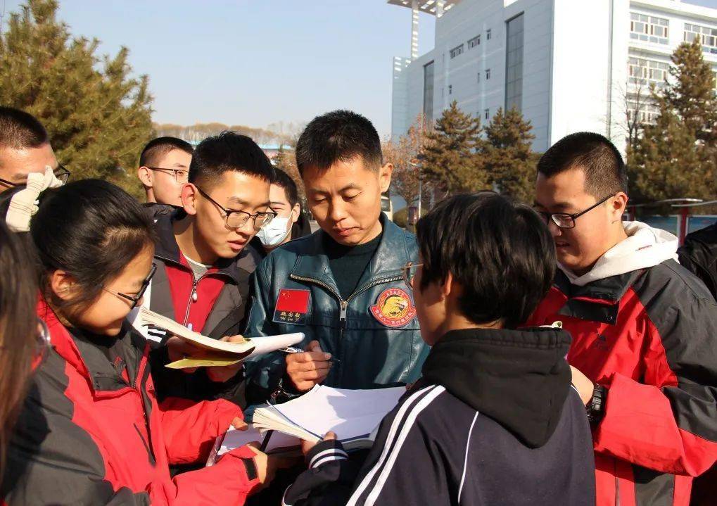 特级飞行员魏国毅回母校忻州一中啦