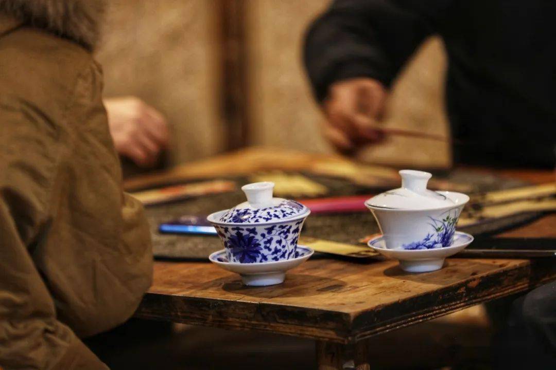 竹靠椅小方桌盖碗茶走去都江堰泡老茶馆