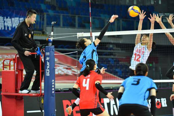 12月7日,福建队球员林莉在比赛中救球.