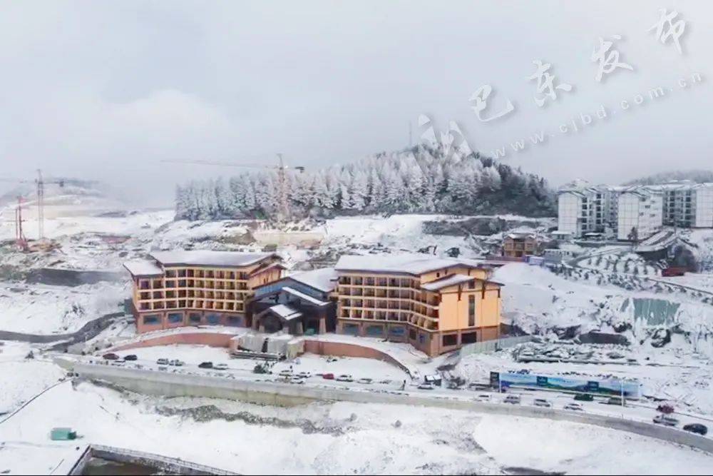 绿葱坡滑雪场位于铁厂荒国家森林公园境内,山川秀丽,冬季莽莽雪山