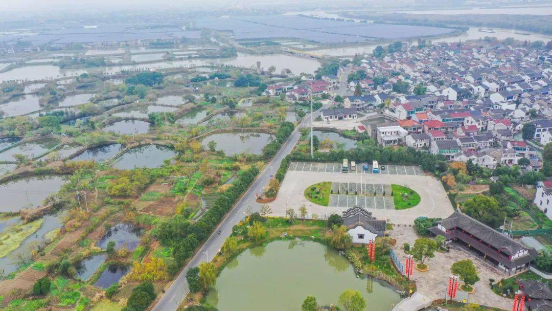 鱼桑万代 近日,从空中俯瞰和孚镇荻港村,"鱼桑万代"石雕宛如一尊古鼎