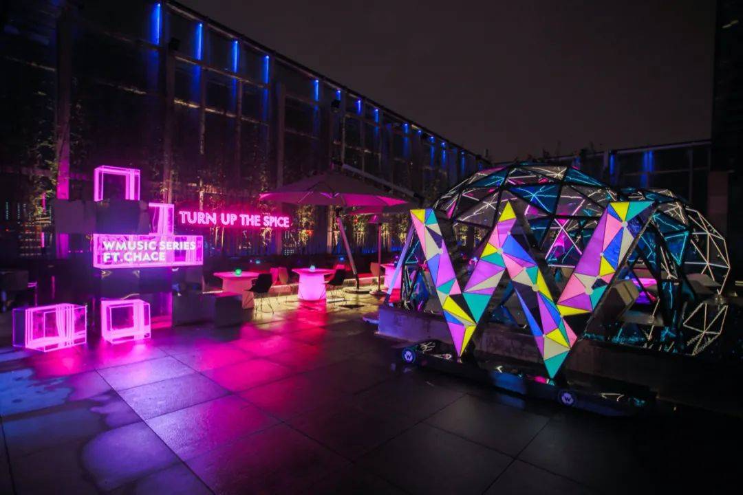 位于成都w酒店28层的spark燎屋顶酒吧作为蓉城之南独树一帜,带有室内