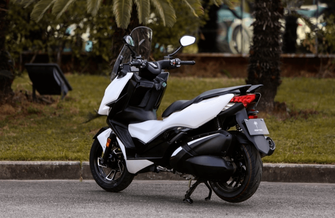 还直接说明这款车是世界上400cc以下性能最强的一款单缸踏板摩托车