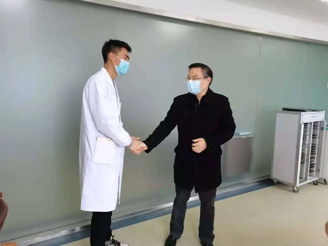 感谢市人社局副局长丁清华看望藏族医生扎西顿珠