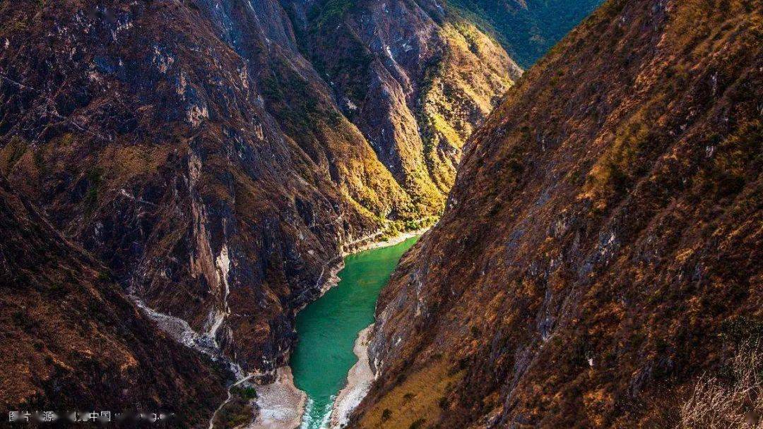 梯度使流速加快,经常出现多险滩瀑布,还在山地中切割出狭窄的v形河谷