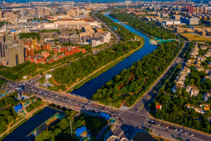 上的水运航道,灌溉水系到前几年受到污染的"臭水沟"再到如今水草丰茂