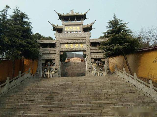 今时值寒冬,节气"大雪,天气阴霾,出洞后沿曲折山路经慧空禅院回,山中