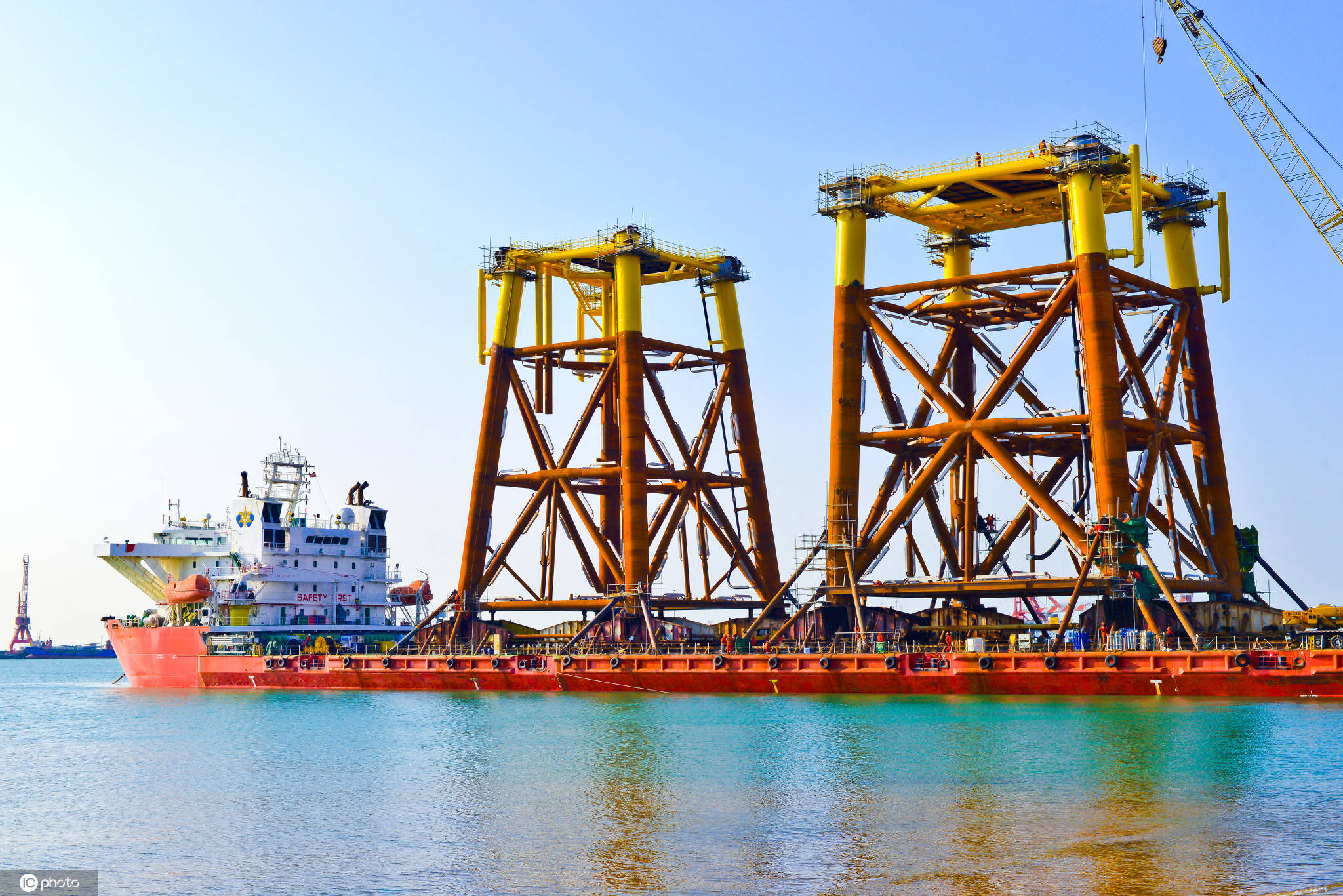 胜利油田油建公司承建的两座大型海洋石油平台导管架顺利完工