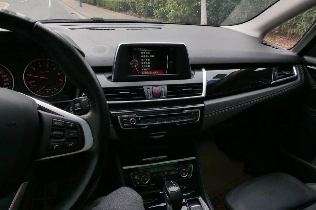整个中控是向驾驶员倾斜的.