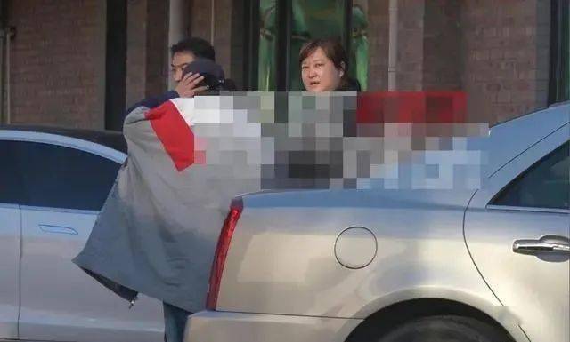 38岁贾玲最新生图曝光身材壮到顶两个助理发福胖到已经认不出