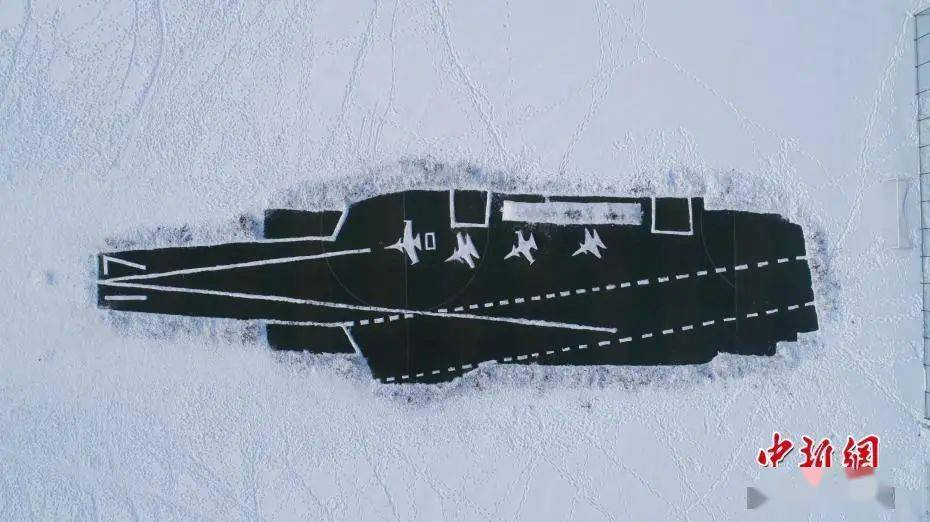 大学700余名学子挥动铁锹, 在军工操场厚达10厘米的积雪上 中新社记者