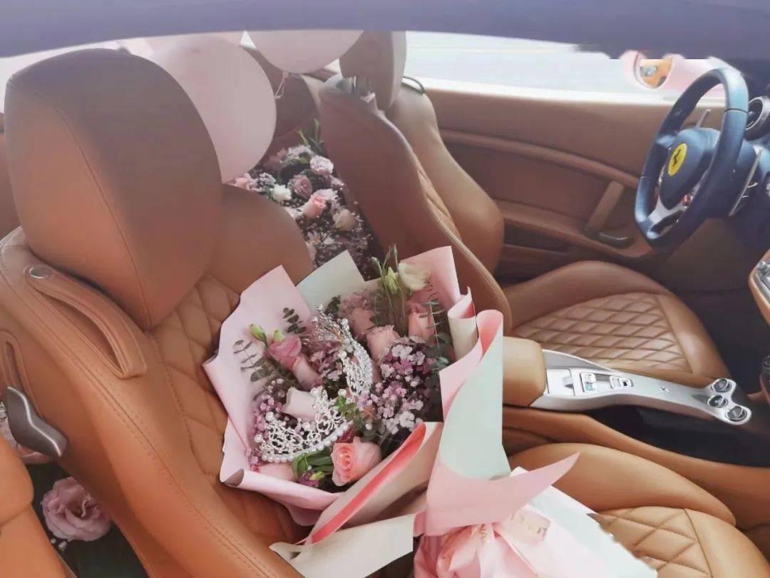 夜晚,在沙滩和姐妹们疯疯癫癫的放烟花!