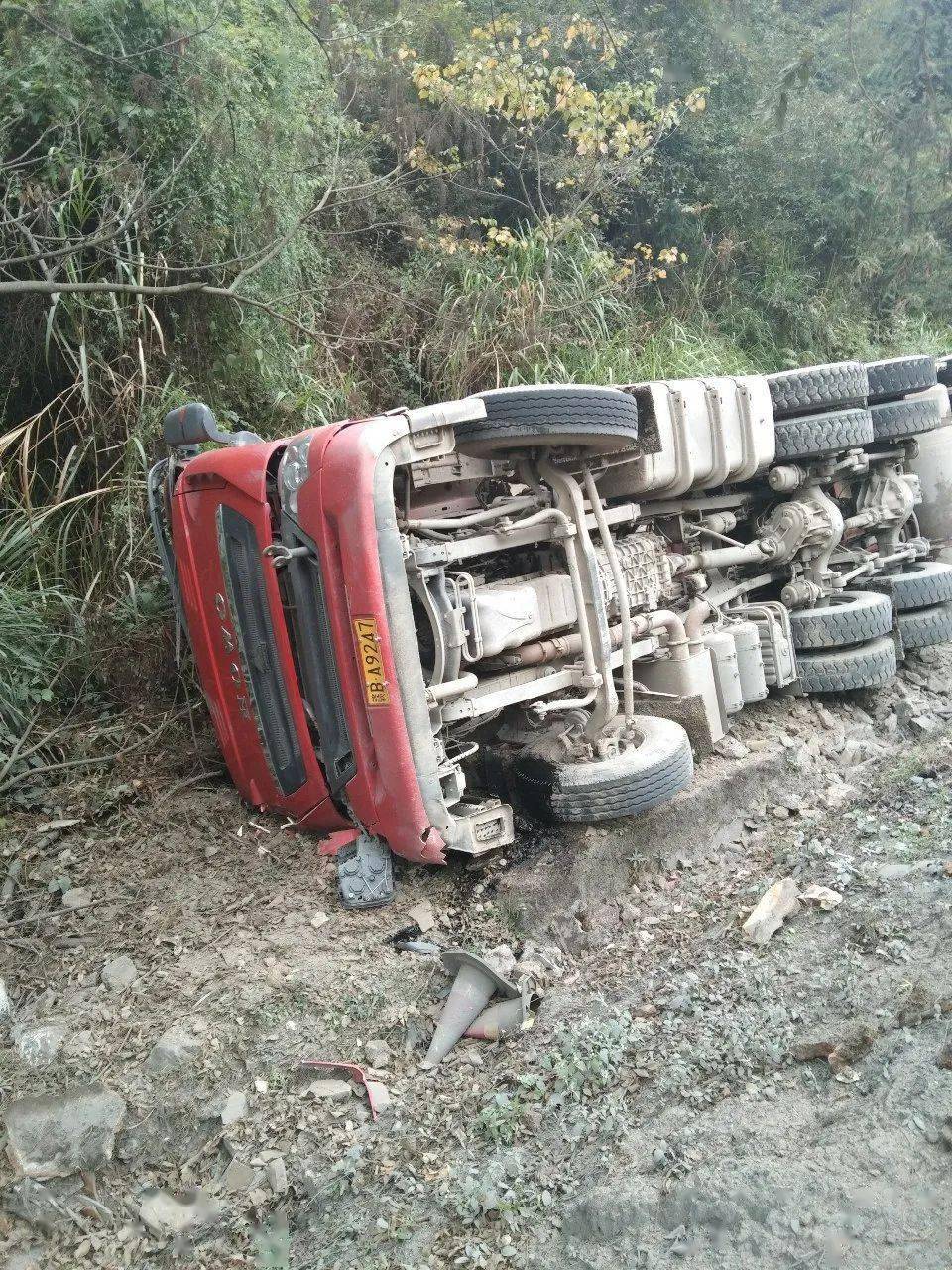 今日龙南东坑105国道发生交通事故窑头村也