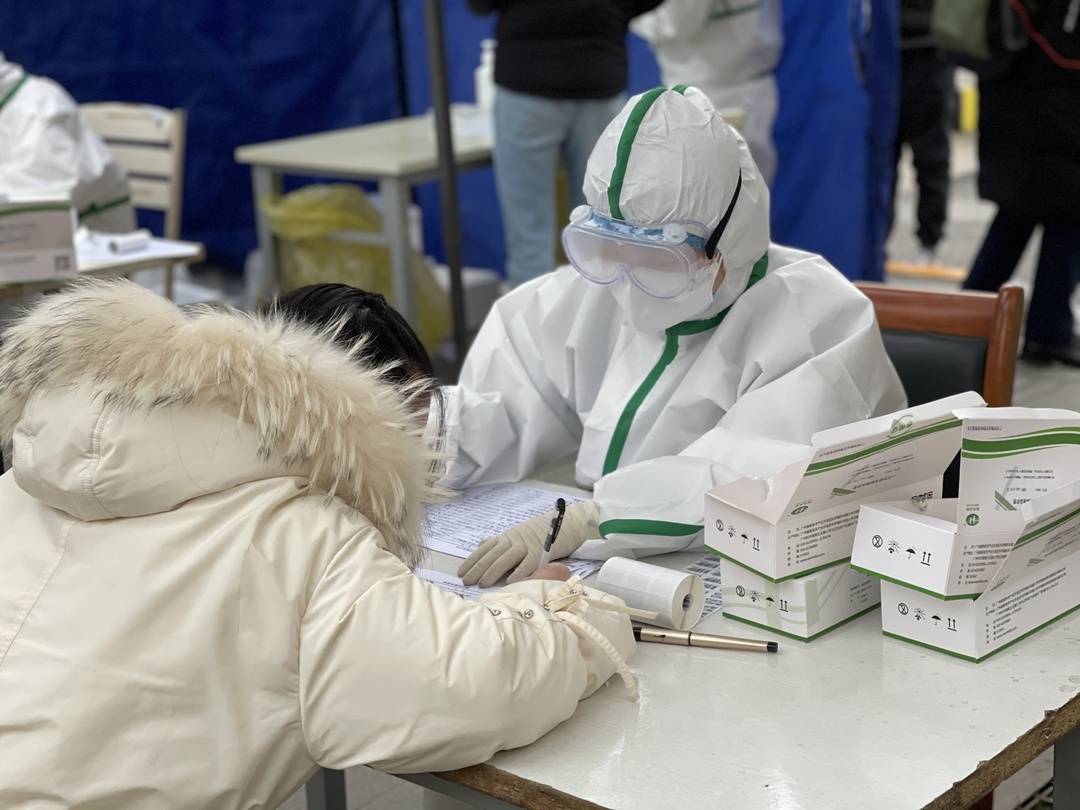 聚焦成都核酸检测点成都誉美医院:开通两条通道 相关人员和普通市民均