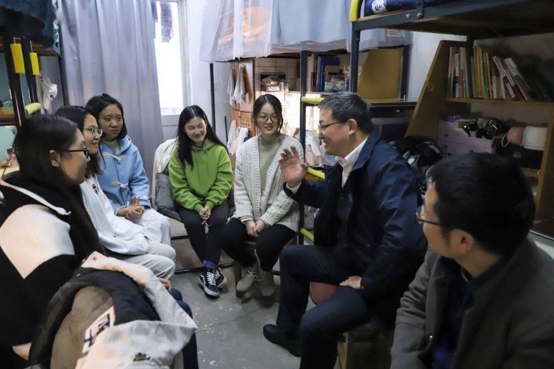 活力外院 校党委委员,纪委书记,省监察专员傅关福深入寝室亲切看望