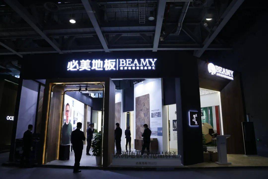 首次参展的必美展厅主打意大利简约奢华风,从造型,色彩和功能上做了