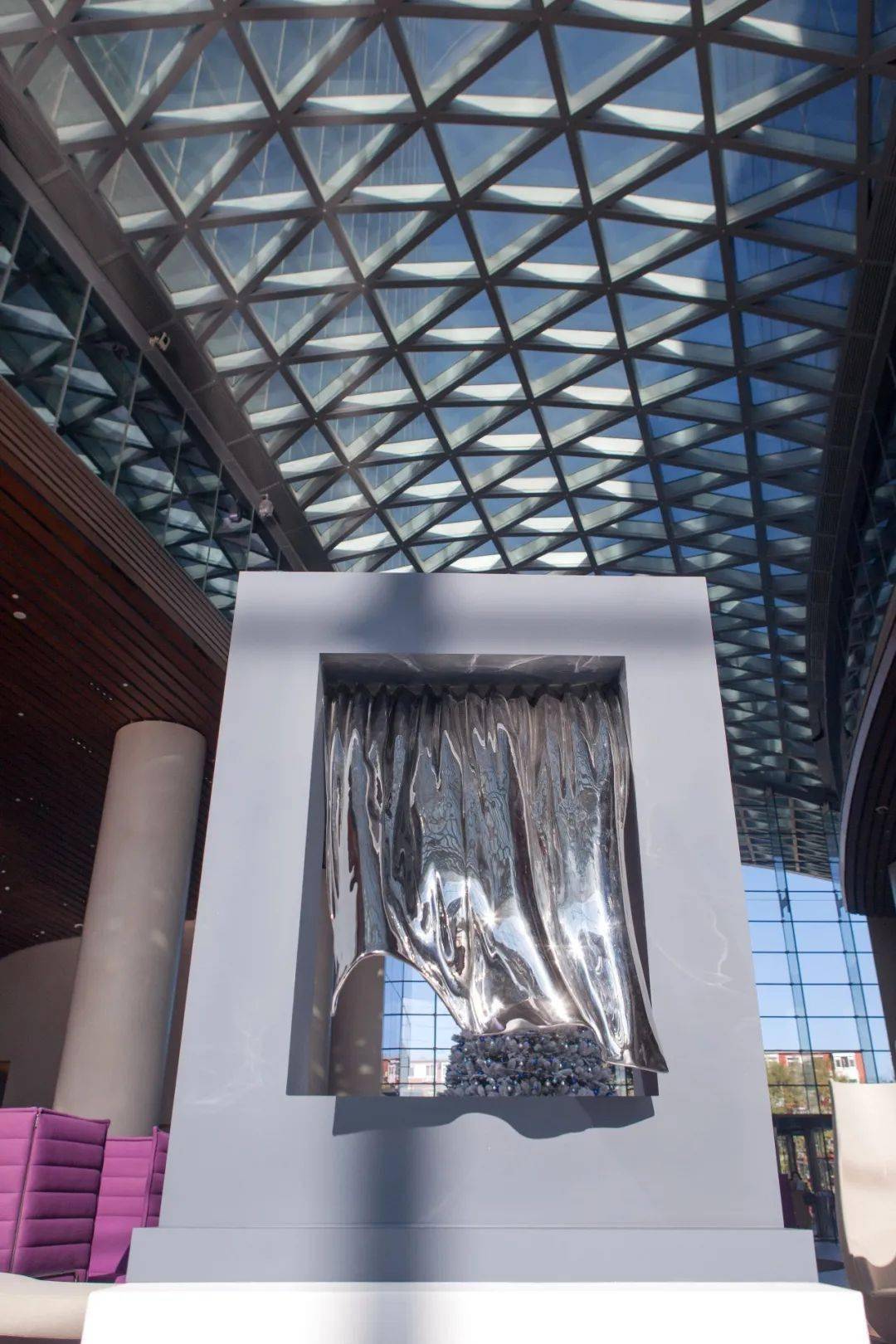 《风》100cm×80cm×40cm 不锈钢-外框烤漆 2019q5《风》展陈于启皓